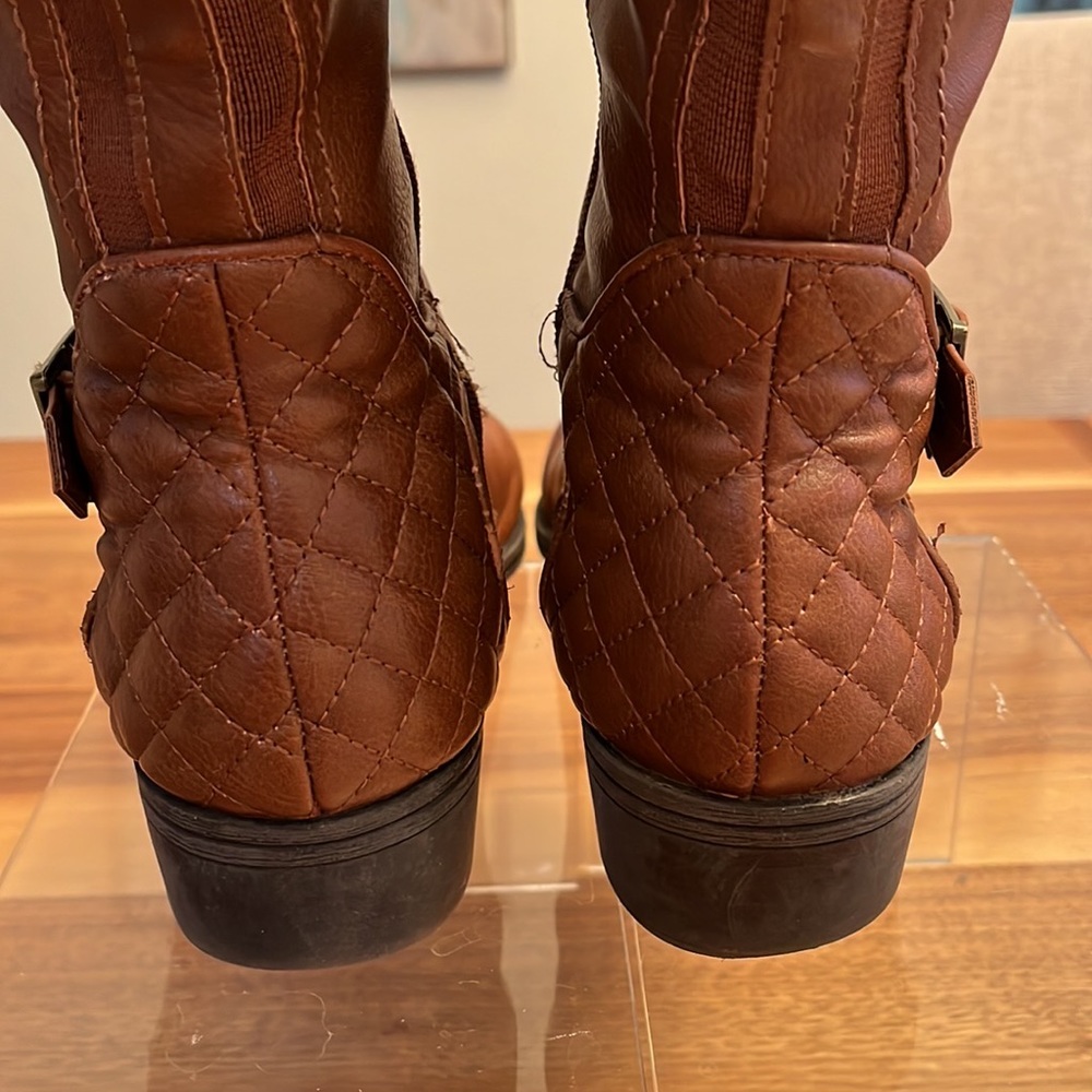 Arizona Boots Gently used. Size 9.5. Super cute. Color Brown.
#17B - Picture 3 of 8